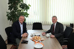 Bezirkshauptmann Heinz Schwarzbeck (r.) konnte Landeshauptmann Mario Kunasek in der Bezirkshauptmannschaft Weiz begrüßen. © Land Steiermark/Mitteregger; bei Quellenangabe honorarfrei