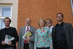 Das Team der Ausstellung "Umbruch Aufbruch" in Eisenerz: Mag. Rainer Rosegger (Soziologe), Mag. Gerhard Freiinger (Bürgermeister der Gemeinde Eisenerz), Arch. Dipl.-Ing. Ingeborg und Arch. Dipl.-Ing. Werner Nussmüller (Ausstellungsgestaltung), Dipl.-Ing. Richard Resch (Raumplaner) 