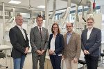 Hermann Jernej (Objektmanagement A16), Landesrat Stefan Hermann, Direktorin Brigitte Reinprecht, Gerald Wadl (Referatsleiter Berufsschulen) sowie Markus Bogensberger (Referatsleiter Hochbau) in den neu umgebauten Räumlichkeiten. © Land Steiermark/PB Hermann, Verwendung bei Quellenangabe honorarfrei
