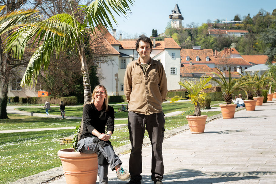 Arbeitsplatz mit viel Aussicht: Simone Vodeb und Nico Jandl arbeiten als Burggärtner zwischen Schloßberg und Burggarten in Graz.