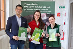 Tierschutzlandesrat Hannes Amesbauer, Geschäftsführerin von „Tierschutz macht Schule“ Lea Mirwald und Tierschutzombundsfrau Karoline Schlögl präsentierten gemeinsam das Unterrichtsheft „Tierprofi – Wildtiere“ © Land Steiermark/PB Amesbauer