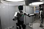 Bildbeschreibung: Moderne Robotertechnik: Zwei Roboter stehen in einer Glasumgebung.