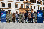 LH Mario Kunasek und Verteidigungsministerin Klaudia Tanner gemeinsam mit dem steirischen Militärkommandanten Brigadier Heinz Zöllner, Heeresmusikchef Oberst Bernhard Heher, der Leiterin Humanitarian Brodcasting/ORF Lisa Zuckerstätter, „ORF Licht ins Dunkel“-Geschäftsführer Mario Thaler, Moderator Willi Gabalier sowie den Künstlern Ewald Pfleger (Opus) und Christian Stani (Alle Achtung) vor dem Schloss Eggenberg. © Land Steiermark/Melanie Laimer; Verwendung bei Quellenangabe honorarfrei