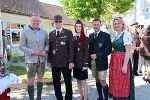 Bildbeschreibung: Gruppe in traditioneller steirischer Tracht vor einem Gebäude. Festliche Atmosphäre.