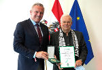 Landeshauptmann Mario Kunasek überreichte ORF-Korrespondent Christian Wehrschütz das Große Ehrenzeichen des Landes Steiermark. © Land Steiermark/Jesse Streibl; Verwendung bei Quellenangabe honorarfrei