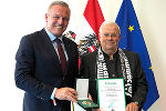 LH Mario Kunasek überreichte Christian Wehrschütz das Große Ehrenzeichen des Landes. © Land Steiermark/Jesse Streibl LH Mario Kunasek überreichte Christian Wehrschütz das Große Ehrenzeichen des Landes. © Land Steiermark/Jesse Streibl
