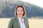 Landesrätin Simone Schmiedtbauer setzt einen weiteren wichtigen Schritt für eine starke Baukonjunktur, für leistbares Wohnen und mehr Energieeffizienz. © Land Steiermark/Imagefotografie Michaela Lorber; Verwendung bei Quellenangabe honorarfrei