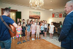 Volksschüler der Volksschule Ferdinandeum aus Graz waren die ersten Besucher am Tag der offenen Tür bei Landeshauptmann Mario Kunasek - und sie brachten ein Lied mit. © Foto: Land Steiermark/Andreas Resch; bei Quellenangabe honorarfrei