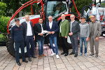 HBI Gerald Petter (Kommandant der FF Schladming), Christoph Steinmassl und Florian Kirchhamer (STEYR Traktoren), LH Mario Kunasek, Bgm. Hermann Trinker, Andreas Keinprecht (Tourismusregion Schladming-Dachstein), Olympiasieger Christian Hoffmann und Veranstalter Klaus Leutgeb vor dem neuen Traktor. © Land Steiermark/Livia Harzl; Verwendung bei Quellenangabe honorarfrei