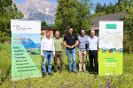 Wilhelm Graiss (Abteilungsleiter Vegetations- und Biodiversitätsmanagement, HBLFA Raumberg-Gumpenstein), Matthias Rode (Geschäftsführer Naturparke Steiermark), Naturschutzlandesrat Hannes Amesbauer, Oliver Gulas-Wöhri (Obmann Natur- und Geopark Steirische Eisenwurzen), Andreas Steinwidder (Stellvertretender Direktor, Leitung Forschung und Innovation, HBLFA Raumberg-Gumpenstein) (v.l.)
© Naturparke Steiermark; bei Quellenangabe honorarfrei Wilhelm Graiss (Abteilungsleiter Vegetations- und Biodiversitätsmanagement, HBLFA Raumberg-Gumpenstein), Matthias Rode (Geschäftsführer Naturparke Steiermark), Naturschutzlandesrat Hannes Amesbauer, Oliver Gulas-Wöhri (Obmann Natur- und Geopark Steirische Eisenwurzen), Andreas Steinwidder (Stellvertretender Direktor, Leitung Forschung und Innovation, HBLFA Raumberg-Gumpenstein) (v.l.)
© Naturparke Steiermark; bei Quellenangabe honorarfrei