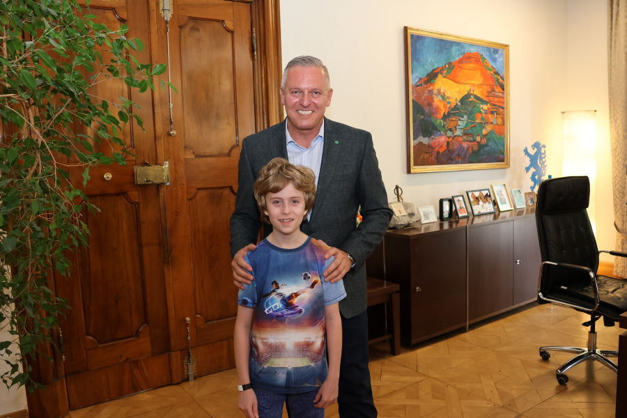 In der Grazer Burg konnte Landeshauptmann Mario Kunasek zahlreiche Besucher zum Tag der offenen Tür begrüßen.