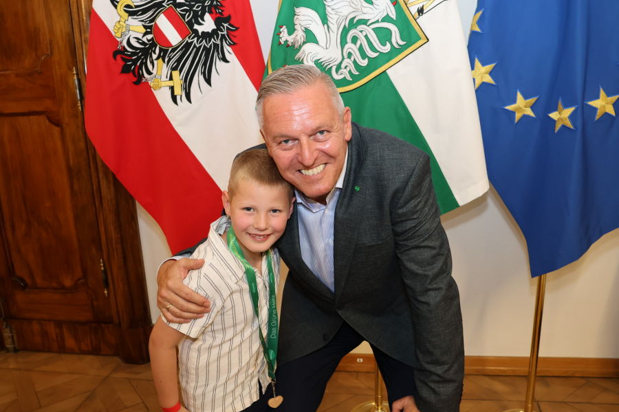 In der Grazer Burg konnte Landeshauptmann Mario Kunasek zahlreiche Besucher zum Tag der offenen Tür begrüßen.