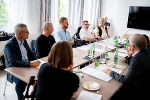 Gruppe von Menschen sitzend in einem Raum