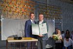 Landesrat Stefan Hermann (l.) gratulierte Geschäftsführer Ernst Lutterschmid (r.) zur Überreichung des steirischen Landeswappens an die Lutterschmied Bau GmbH&Co KG. © Land Steiermark/PB Hermann; bei Quellenangabe honorarfrei Landesrat Stefan Hermann (l.) gratulierte Geschäftsführer Ernst Lutterschmid (r.) zur Überreichung des steirischen Landeswappens an die Lutterschmied Bau GmbH&Co KG. © Land Steiermark/PB Hermann; bei Quellenangabe honorarfrei