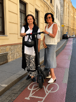Bild der beiden Frauen mit einem E.Scooter