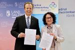 Gesundheitslandesrat Karlheinz Kornhäusl und seine Salzburger Amtskollegin Daniela Gutschi haben heute (3. Juli) eine Finanzierungsvereinbarung über Krankenhausleistungen für Patienten aus dem Bezirk Liezen unterzeichnet. © Land Steiermark/Land Salzburg/Franz Neumayr; Verwendung bei Quellenangabe honorarfrei Gesundheitslandesrat Karlheinz Kornhäusl und seine Salzburger Amtskollegin Daniela Gutschi haben heute (3. Juli) eine Finanzierungsvereinbarung über Krankenhausleistungen für Patienten aus dem Bezirk Liezen unterzeichnet. © Land Steiermark/Land Salzburg/Franz Neumayr; Verwendung bei Quellenangabe honorarfrei