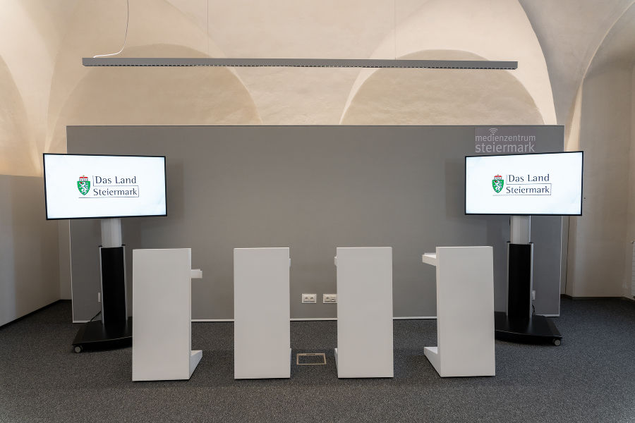 Im Medienzentrum Steiermark sind vier Einzelpulte vorhanden.