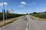 Bildbeschreibung: Straße in ländlicher Umgebung, im Hintergrund ist eine Ortstafel zu sehen. © Land Steiermark/A16