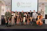 Eine Gruppe von Personen in Tracht auf einer Bühne.