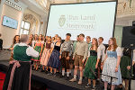 Ein Chor auf der Bühne in der Alten Aula der Universität.
