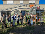 Gruppenbild von der Übergabe der Wildwarngeräte