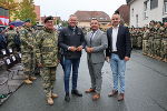 Vier Personen stehen nebeneinander.