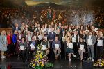 Gruppenbild mit Absolventinnen und Absolventen