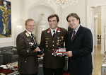 Verfügung von rechts: Landeshauptmann Mag. Franz Voves mit dem amtierenden Feuerwehr-Europameister Herbert Krenn aus Heiligenkreuz am Waasen und dem Landesbranddirektor Albert Kern. Foto: Frankl 