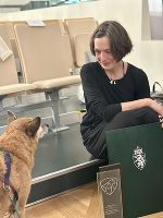 Ein Frau mit einem Hund in der Landstube