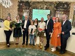 Eine Gruppe von 9 Personen in der Landstube