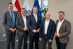 Fünf Männer stehen nebeneinander.