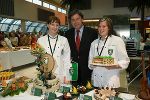 v.l.n.r.: Die Bronzemedaillengewinnerin Sonja Krobath (Konditorei Winkler in Fehring)  und ihre Mitstreiterin Claudia Garber (Konditorei Leitner in Frauental) freuten sich über den persönlichen Dank von Landeshauptmann Mag. Franz Voves. 
