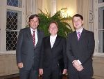 v.l.n.r.: Landeshauptmann Mag. Franz Voves, Mag. Nikola Scharfetter, Obfrau des Vereins „Rosalila PantherInnen“ und Mag. Kurt Zernig, Gründungsvorsitzender des Vereins beim Empfang anlässlich des 15. jährigen Jubiläums der Beratungsstelle für Schwule und Lesben im Weißen Saal der Grazer Burg gestern Abend (26.9.). 