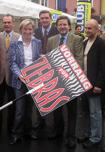 v.l.n.r.: Kurt Deutschmann (Bürgermeister der Stadt Feldbach), Landesrätin Mag. Kristina Edlinger-Ploder, Nationalratsabgeordneter Michael Praßl, Bezirkshauptmann Dr. Wilhelm Plauder und Heribert Potocnik (Verkehrsreferent der Bezirkshauptmannschaft Feldbach). Foto: Landespressedienst 