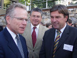 (v.l.) Vorstandsvorsitzender der Infineon Technologies AG, Dr. Wolfgang Ziebart im Gespräch mit Landeshauptmann Mag. Franz Voves. Mitte: Vizebürgermeister Walter Ferk. Fotos: Landespressedienst/Infineon; Abdruck bei Quellenangabe honorarfrei (v.l.) Vorstandsvorsitzender der Infineon Technologies AG, Dr. Wolfgang Ziebart im Gespräch mit Landeshauptmann Mag. Franz Voves. Mitte: Vizebürgermeister Walter Ferk. Fotos: Landespressedienst/Infineon; Abdruck bei Quellenangabe honorarfrei