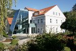 Die neue Gesundheits- und Krankenpflegeschule liegt direkt an der Murpromenade in Frohnleiten. 