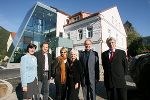 v.l.n.r.: Rosemarie Langbauer, Direktorin der neuen Schule, Manfred Grundauer, Bürgermeister von Frohnleiten, Lieselotte Egger und Mag. Notburga Erlacher, Mitarbeiterinnen der Fachabteilung 8A, Sanitätsrecht und Krankenanstalten, Gesundheitslandesrat Mag. Helmut Hirt und Dr. Dietmar Müller, Abteilungsleiter der für Gesundheit zuständigen Abteilung beim Land Steiermark bei der feierlichen Eröffnung der neuen Gesundheits- und Krankenpflegeschule in Frohnleiten. 