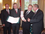 (v.l.) Präsident Landtag Steiermark, Siegfried Schrittwieser, Landeshauptmann-Stellvertreter Hermann Schützenhöfer, Landtagspräsident a. D. Reinhold Purr und Landeshauptmann a. D. Dr. Josef Krainer im Weißen Saal der Grazer Burg. Fotos: Landespressedienst