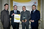v.l.n.r.: Ö3 Senderchef Georg Spatt, Thomas Ruthner (Ö3 Verkehrsredaktion), Autobahnmeister Harald Gaisch und Innenminister Dr. Ernst Strasser, Foto: ORF