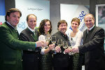 Landeshauptmann Mag. Franz Voves, Mag. Franz Kerber, Vorstand der Steiermärkischen Sparkasse, Weinkönigin Regina I, der Obmann der Marktgemeinschaft Steirischer Wein, Wilhelm Sattler, Weinprinzessin Mara I und Agrar-Landesrat Johann Seitinger bei der Weinverkostung in Aktion. Foto: Leodolter