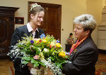 Blumenkönigin Birgit I.  überreicht LH Waltraud Klasnic den Blumengruß zum Valentinstag, Foto: Gerhard Dusek.