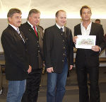 (v.l.n.r.) Holzbauspezialist Manfred Zarnhofer, zukünftiger Hotelbetreiber „Lipizzaner Franzl“ Franz Eccher, Landesrat Johann Seitinger und Planer Wolfgang Schille. Foto: Landespressedienst (v.l.n.r.) Holzbauspezialist Manfred Zarnhofer, zukünftiger Hotelbetreiber „Lipizzaner Franzl“ Franz Eccher, Landesrat Johann Seitinger und Planer Wolfgang Schille. Foto: Landespressedienst