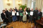 Bildtext (von links): Die ehemaligen Landeshauptleute Waltraud Klasnic und Dr. Josef Krainer, die Zweite Präsidentin des Landtages Steiermark, Walburga Beutl, Diethard Wachmann, Dr. Eva Karisch und Univ.- Doz. Dr. Hannes Galter (Urania), Univ.- Prof. Mag. Karlheinz Donauer, Dkfm. Paul und Studienrat Helga Goditsch, Andrea Sailer, Prof. Dr. Heribert Schwarzbauer, Univ.-Prof. DDr. Gerald Schöpfer und Pfarrer Mag. Josef Ranftl. Foto: Fischer Bildtext (von links): Die ehemaligen Landeshauptleute Waltraud Klasnic und Dr. Josef Krainer, die Zweite Präsidentin des Landtages Steiermark, Walburga Beutl, Diethard Wachmann, Dr. Eva Karisch und Univ.- Doz. Dr. Hannes Galter (Urania), Univ.- Prof. Mag. Karlheinz Donauer, Dkfm. Paul und Studienrat Helga Goditsch, Andrea Sailer, Prof. Dr. Heribert Schwarzbauer, Univ.-Prof. DDr. Gerald Schöpfer und Pfarrer Mag. Josef Ranftl. Foto: Fischer