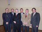 v.l.n.r: Dr. Peter Hansak (Landesrettungskommandant des Roten Kreuzes), Dr. Kurt Kalcher (Leiter Fachabteilung 7B), Mag. Gerhard Baldauf (Notfallseelsorge), Mag. Helmut Kreuzwirth (KIT-Koordinator), Dr. Edwin Benko (Fachlicher KIT-Leiter) und Landeshauptmann Mag. Franz Voves vor dem Weißen Saal der Grazer Burg. Foto: Landespressedienst 