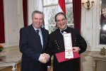 v.l.n.r.: Erster Landeshauptmann-Stellvertreter Hermann Schützenhöfer überreichte an Dipl.-Ing. Le-opold Schöggl die hohe Bundesauszeichnung. 