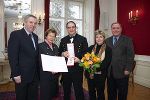 v.l.n.r.: Erster Landeshauptmann-Stellvertreter Hermann Schützenhöfer, Landeshauptmann a. D. Waltraud Klasnic, Dipl.-Ing. Leopold Schöggl mit Gattin Isabella und Präsident des Steiermärki-schen Landtages Siegfried Schrittwieser bei der Auszeichnung heute Vormittag. Fotos: Foto Fischer