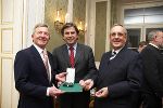 Dr. Werner Eichtinger (links) und Dr. Gerhard Wurm (rechts) mit LH Voves. Foto Fischer: Abdruck bei Quellenangabe honorarfrei.    