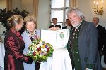von links: Herta Steiner, Landeshauptmann Waltraud Klasnic und Steiner Franz bei der Überreichung der Urkunde. Foto Kolaric von links: Herta Steiner, Landeshauptmann Waltraud Klasnic und Steiner Franz bei der Überreichung der Urkunde. Foto Kolaric