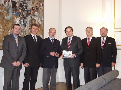 v.l.n.r.: Dipl.-Ing. Christian Ekhart, Geschäftsführer icomedias Österreich GmbH., Michael Ingritsch, Kundenbetreuer mobilkom austria AG & Co KG, Dr. Wolfgang Thierrichter, Bezirkshauptmann von Murau, Landeshauptmann Mag. Franz Voves, Landesamtsdirektor Dr. Gerhard Ofner und Dr. Kurt Kalcher, Leiter der Fachabteilung für Katastrophenschutz. 