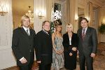 v.l.n.r.: Sohn Andreas Mayer, Gerhard Mayer, Frisurenmodel Lisa Freidinger, Ehegattin Gudrun Mayer und Landeshauptmann Mag. Franz Voves beim Empfang in der Grazer Burg. Foto: Frankl